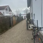 Zweizimmer-Apartment Mit Allen Einrichtungen In Einem Familienhaus - No Party - Near To S8 Station Line