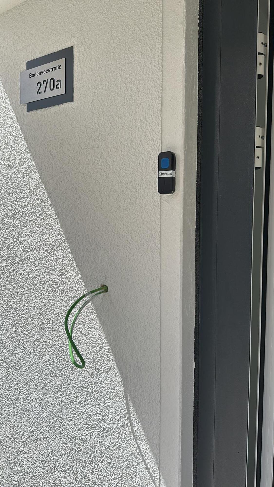 Zweizimmer-apartment Mit Allen Einrichtungen In Einem Familienhaus - No Party - Near To S8 Station Line Apartment *